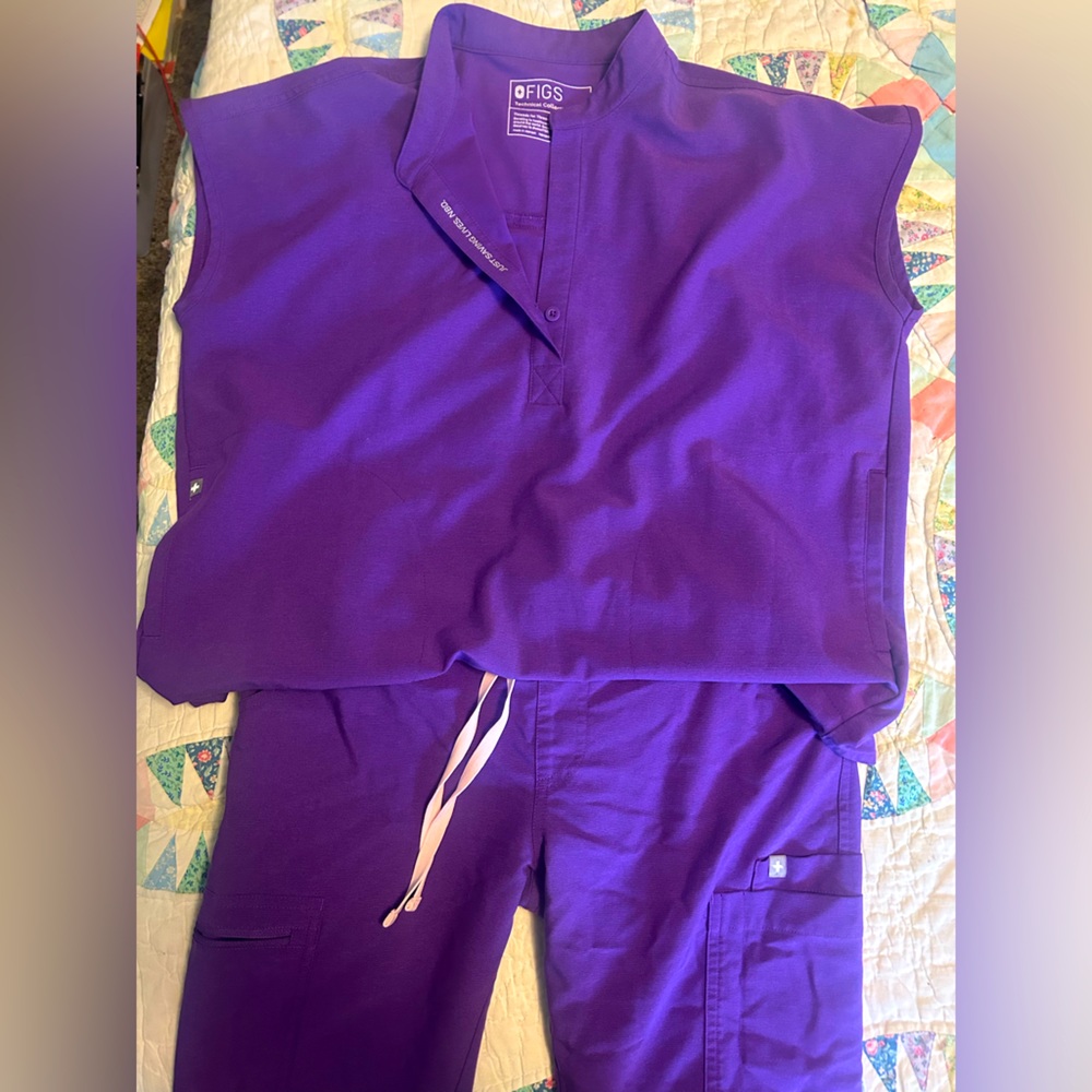 Ultra Violet scrub tops Rafaela (S) and Casma (XS)
& pants Yola (S)